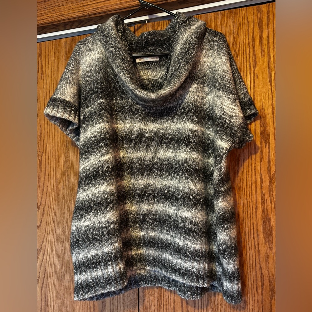 Women’s size 3 Maurices cowl neck short sleeve sweater. Black, white & grey.